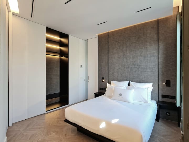 Luxusný vonkajší apartmán s dvoma balkónmi a  výhľadom na ulicu.