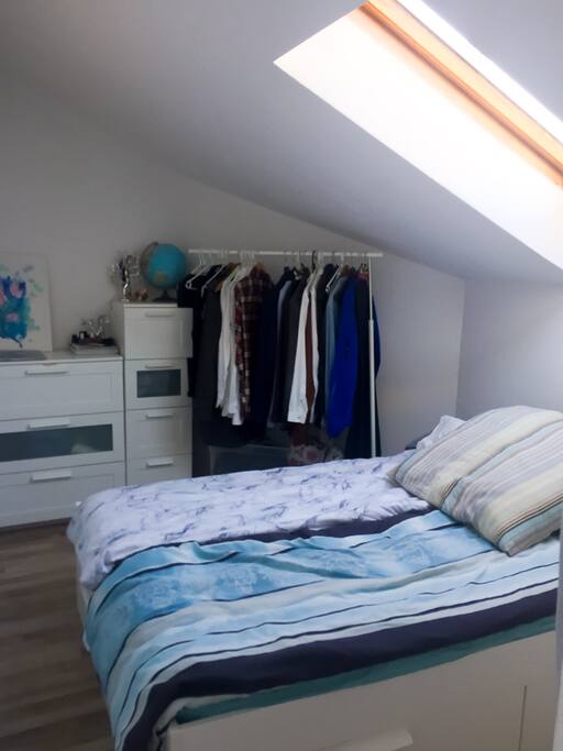 Rise and shine: cozy bedroom with spacious queen-size bed (1,40x2,00m) and beautiful roof window