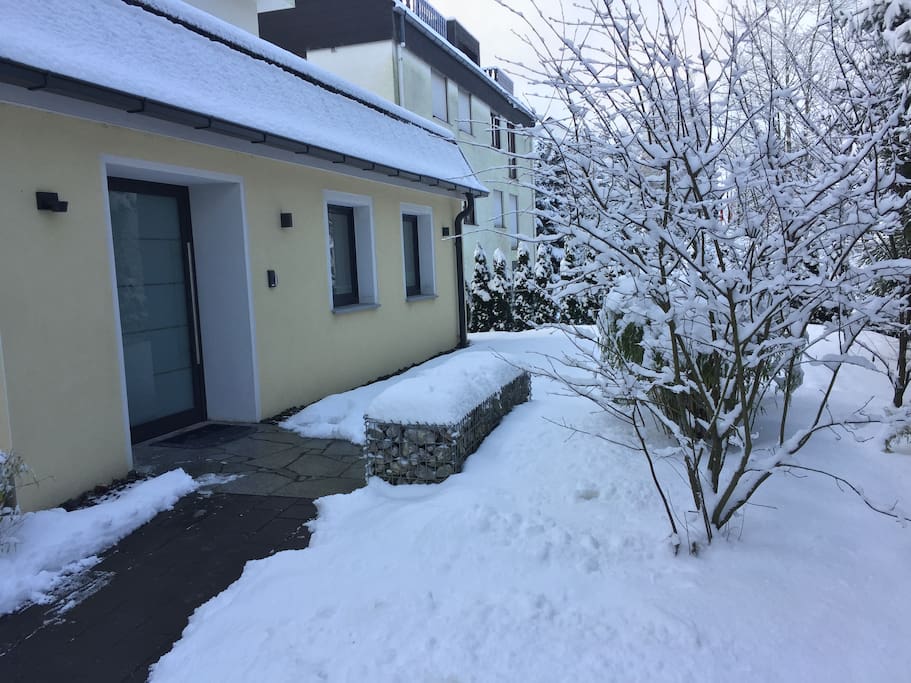 Ihr eigener Hauseingang mit einer Terasse davor.