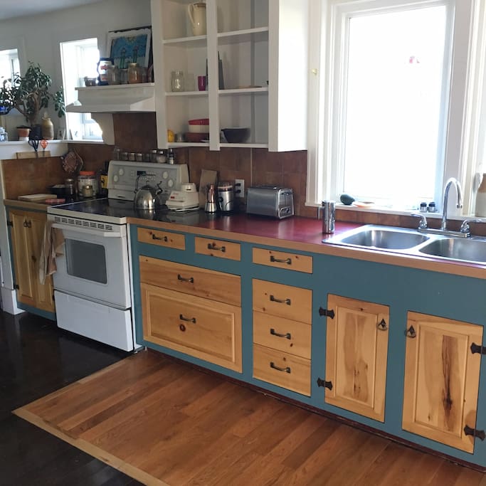 Fully functioning Kitchen; dishwasher; coffee.