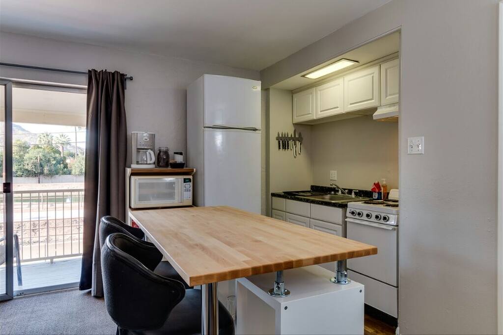 Kitchenette... 4 burner stove w/ oven, microwave, fridge/freezer, coffeepot (coffee and grinder too!), basic cooking and serviceware.