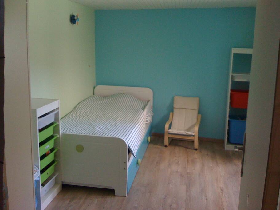Chambre avec lit simple