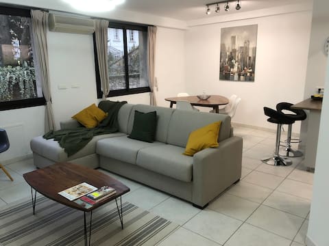 Top performing Airbnb: Apartment in the heart of the historic centre in Avignon
