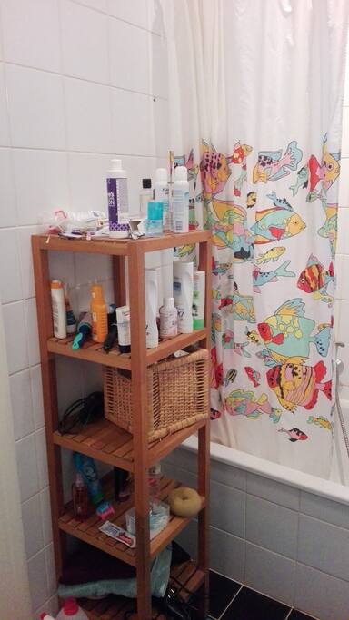 Wir haben auch eine Badewanne!
We also have a bathtub which you are free to use :)