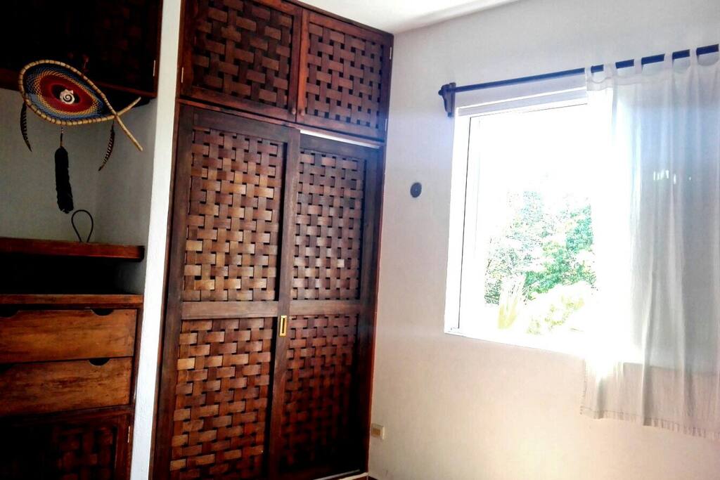 Las ventanas de la casa ven hacia el parque/ all the windows look at the park