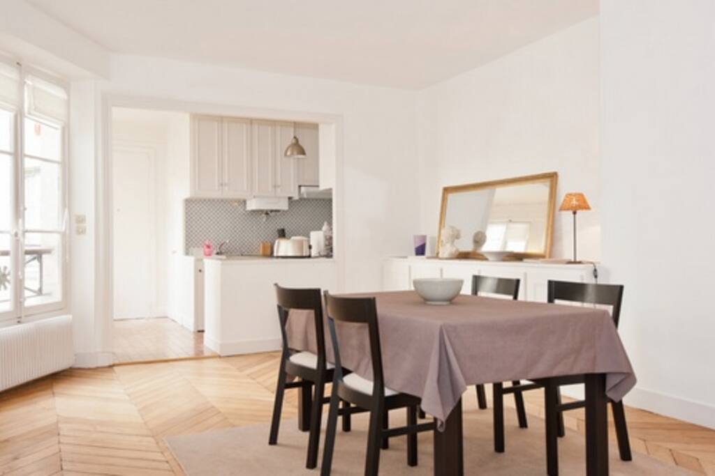 the open kitchen (very bright) on the dining room - la cuisine américaine (très lumineuse) donne sur la salle à manger