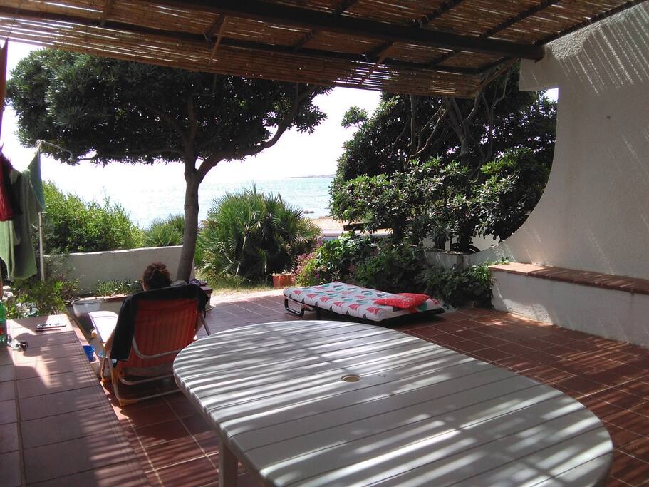 veranda in cui mangiare o rilassarsi vista mare