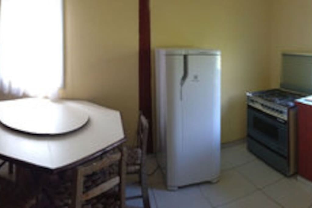 Sala com TV 29 e cozinha completa, simples, mas confortável.