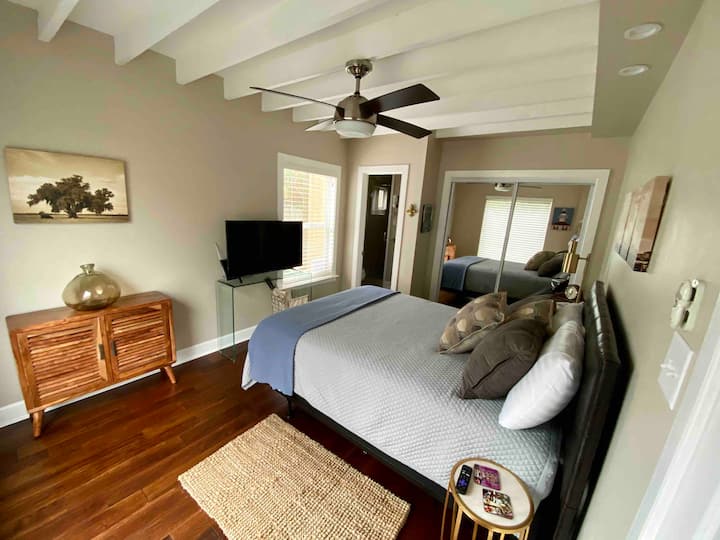 Chambre 1 avec salle de bain complète luxueuse et placard double.