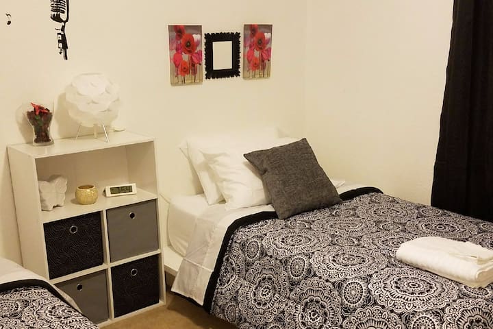 A1 Charming on a Budget Twin Bed (Hostel Style)