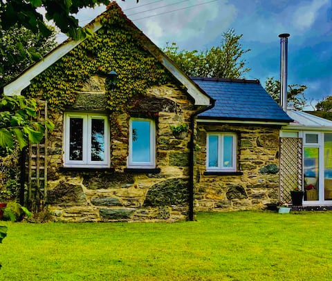 Ty Bach romantic stone rural cottage