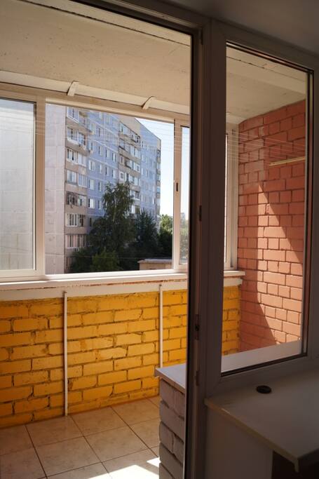 Балкон из спальни с видом на двор, где дети могут отдохнуть на детской площадке.