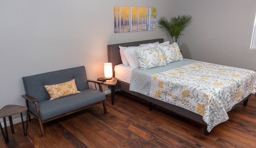 Guesthouse on 12 Acre Homestead- No Cleaning Fee