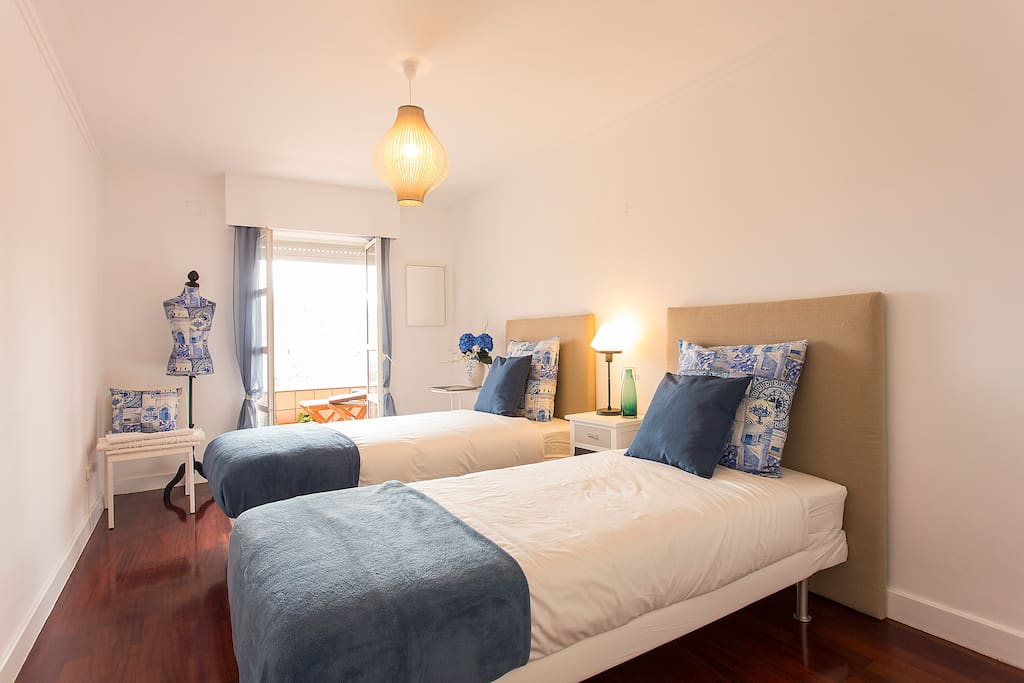 O quarto é amplo, com duas camas, que sempre que os hóspedes solicitem, se juntam e formam uma confortável
cama de casal!
