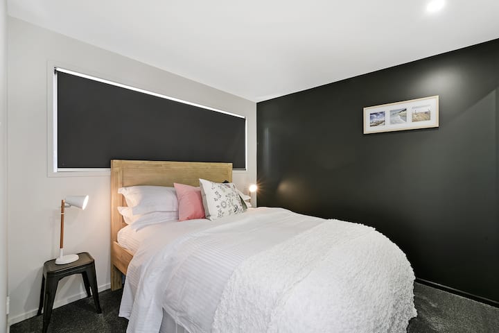 Dormitorio rosa con cama tamaño Queen