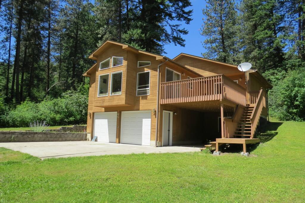 Large yard and driveway providing ample parking for everything, including boat trailers.