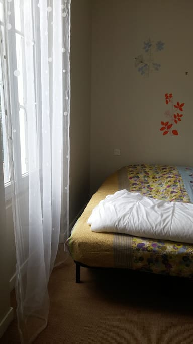vue d'une chambre équipee lit, penderie et bureau