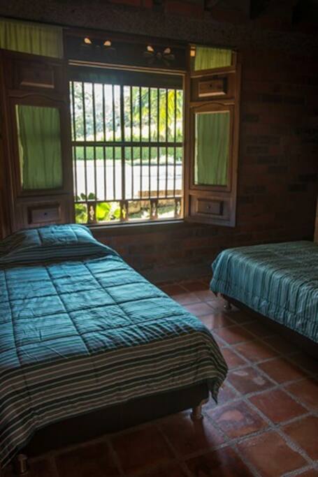 cuarto con dos camas sencillas