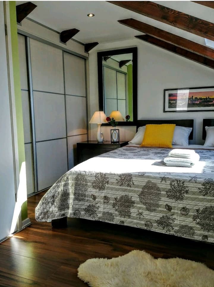 Bračni krevet (širine 180 - 200 cm) u spavaćoj sobi na gornjem