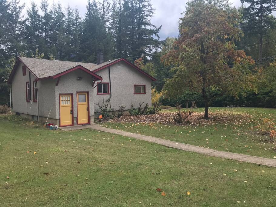 "The Homestead House at Kawkawa Lake"
Built in the 1940s, the home has been completely renovated to offer modern amenities, retaining old world character and charm!! Ideally located only a 5 minute drive to the town of Hope, Hope Hospital (although we hope you will not need their amazing professional care, on your visit) offering full spectrum services, shopping, restaurants, churches, leisure center, ice arena, ball diamonds, parks, recreation, tourism spots like the Othello tunnels, and Kettle Valley railway trail.
Amazing places for hiking, biking, Quadling, boating, cayaking, fishing, and walking trails. Note all the amazing chain saw sculpture art throughout the town!
2 hours east takes you to the Ski hills of Manning park & Lightning lake. 2 hours north takes you through the magnificent Fraser Canyon, with numerous tourist attractions including Hell's Gate AirTram, Historic Yale, Alexandria bridge & more.
2 hours west takes you through Chilliwack and the verdant Fraser Valley to Metropolitan Vancouver!!