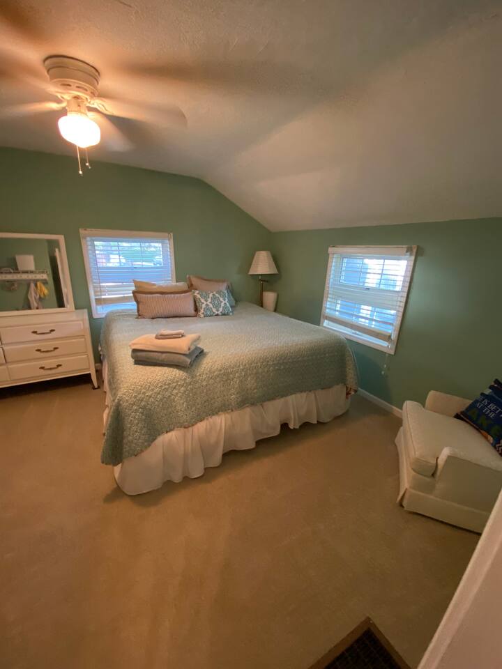 2号卧室-带婴儿床和幼儿床的记忆床垫 