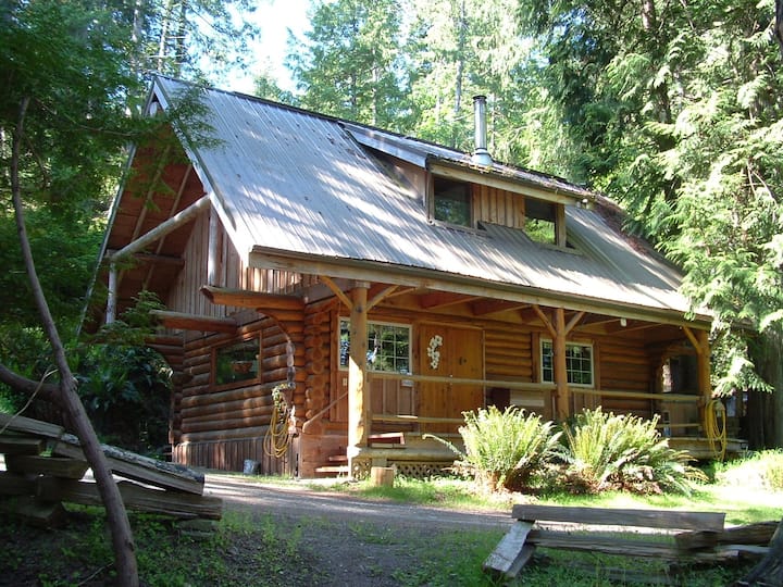 the Little Log Cabin, private, peaceful, cozy