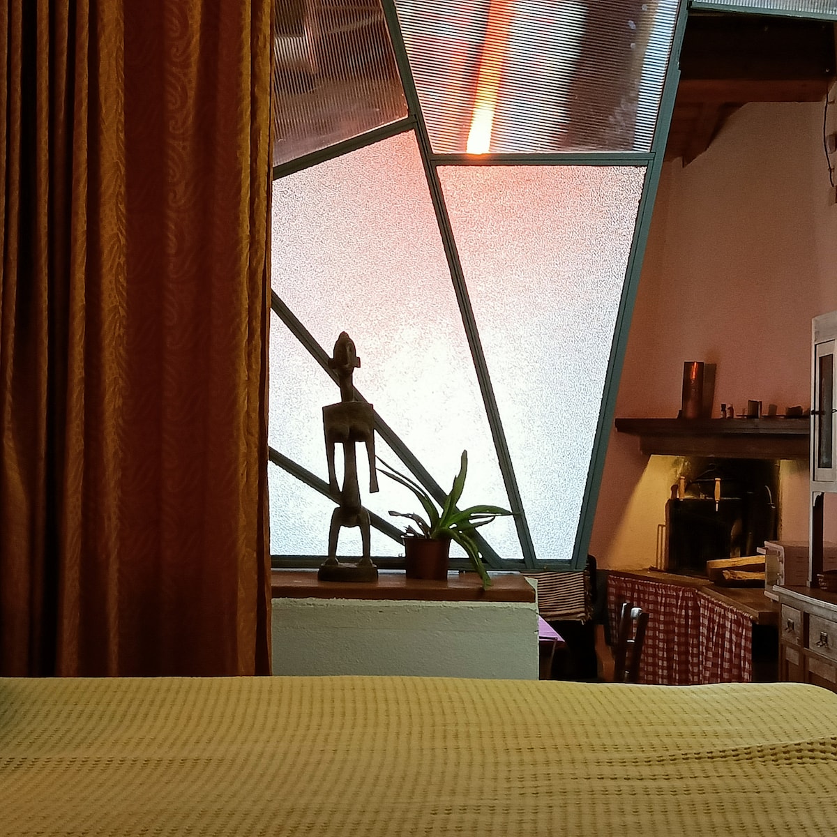 האח נראית מהחדר