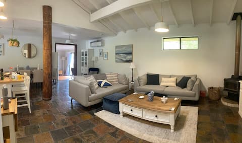 Peaceful secluded large home in bush setting