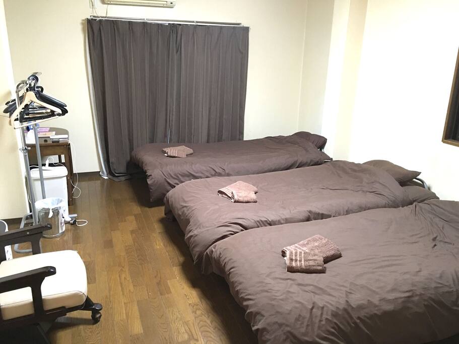 I'm preparing 3 beds.From 4th person you will futon.
ベッドは3台用意しています。4人目からは布団になります。