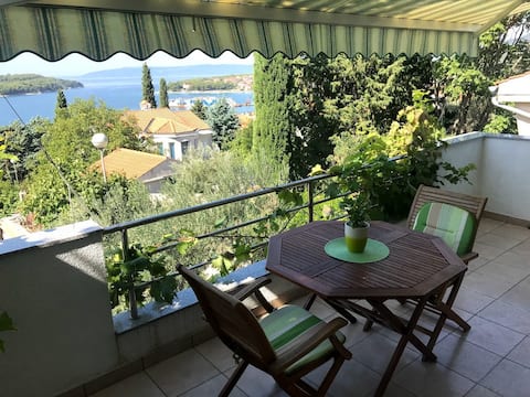 Top performing Airbnb: Modern Studio with Amazing Sea View in Grad Cres