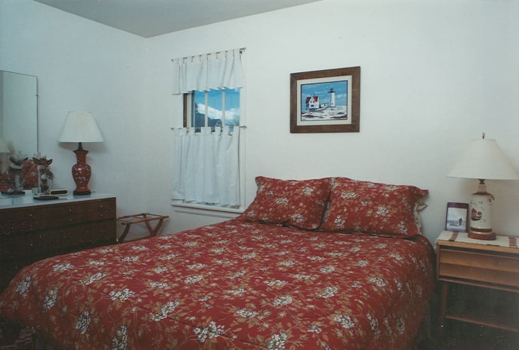 Bedroom (quiet, away from street)