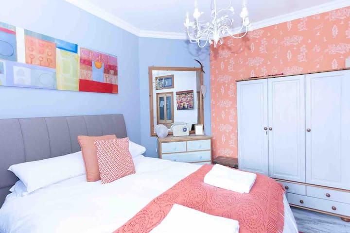 Спалня с кралски размери и балкон в задната част на имота. 