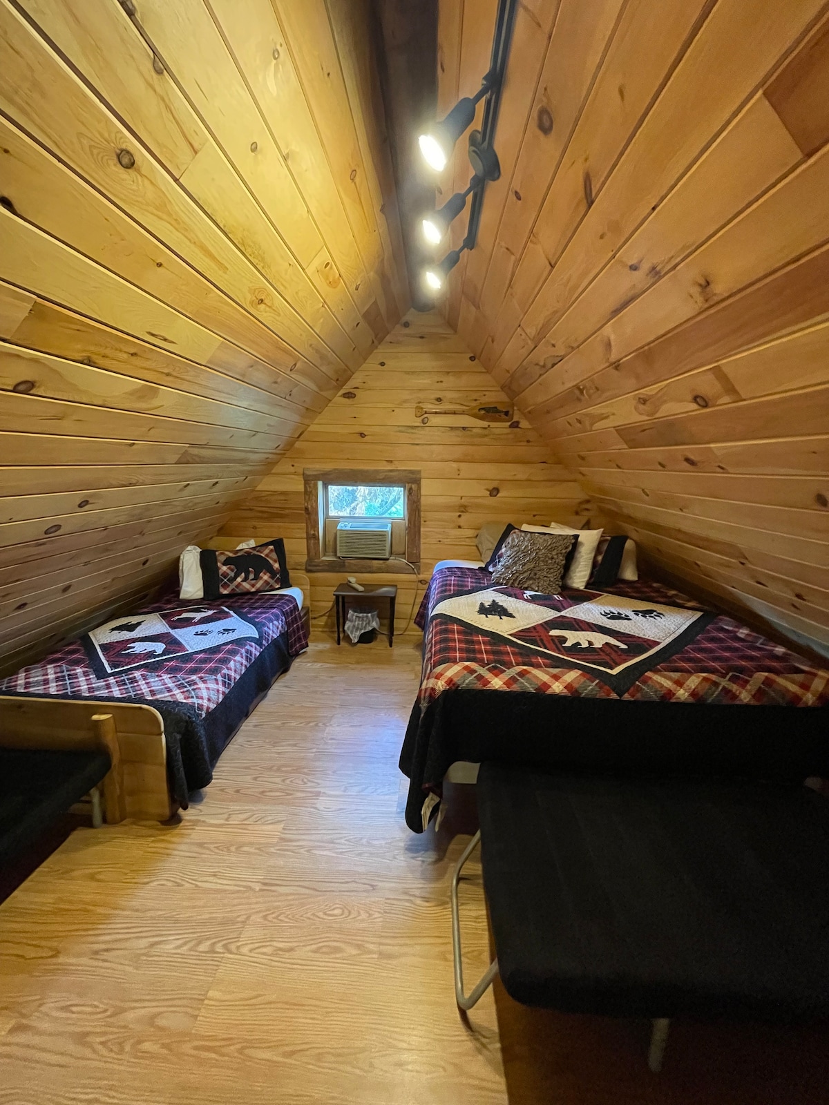 Bračni krevet (180x200) i bračni krevet (160x200) u