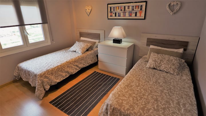 חדר שינה 2
2 מיטות יחיד, תחבורה ציבורית, נוף לים