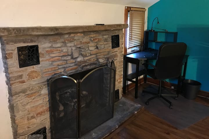Convenient/Cozy Chalet-Style Apartment w/Fireplace