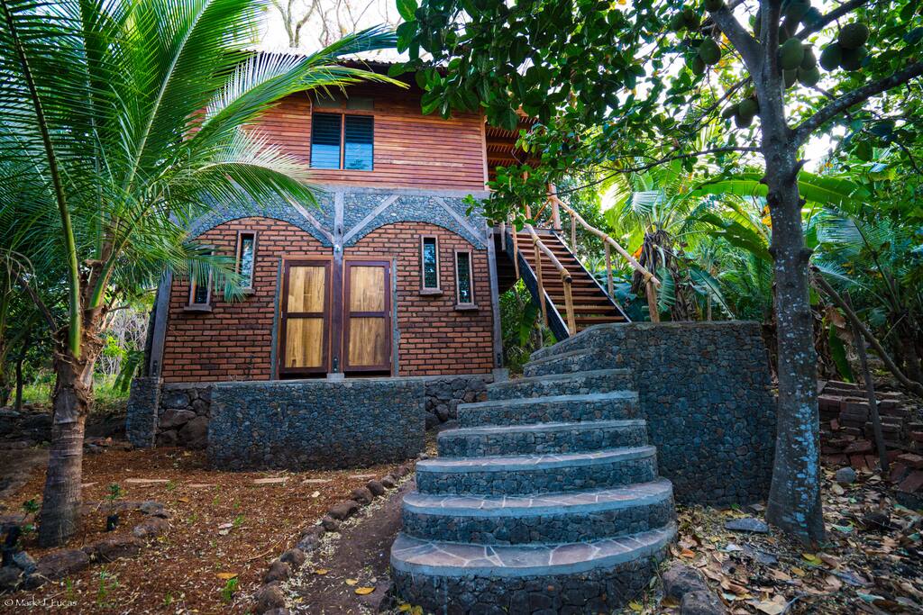Luxury Suite w/Volcano View Jungle House Guesthouse for Rent in