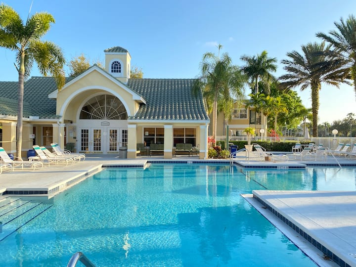 Stylish 2BD2B condo with Lanai in Palms Condominiums for