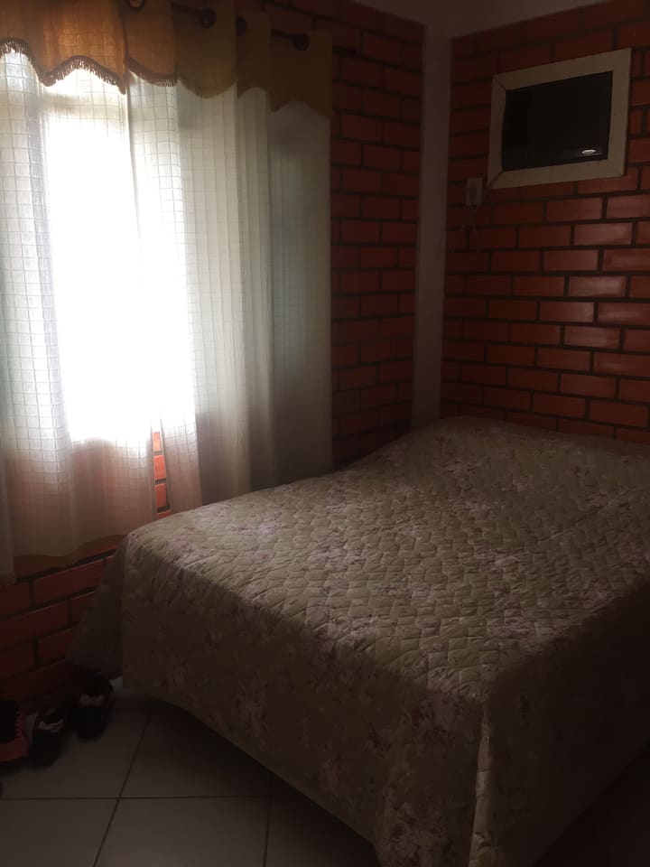 Chumba cha watu wawili na godoro la ziada lenye kiyoyozi.