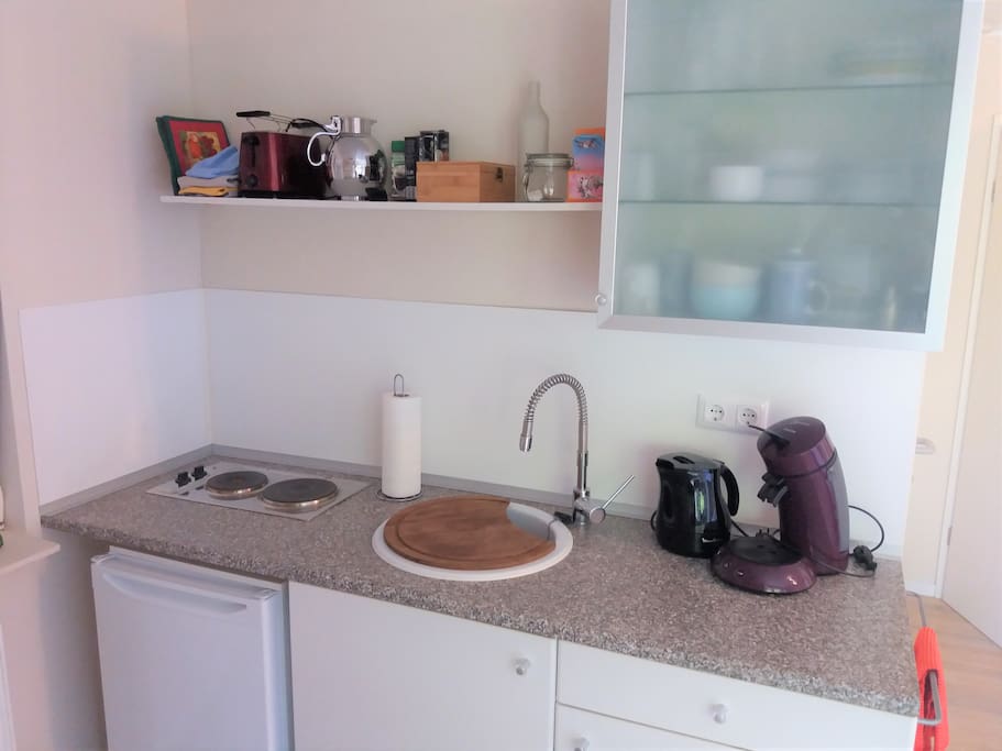 2 Kochplatten, Kühlschrank, Kaffeemaschine und Kaffee, Wasserkocher, Tee, Geschirr etc.