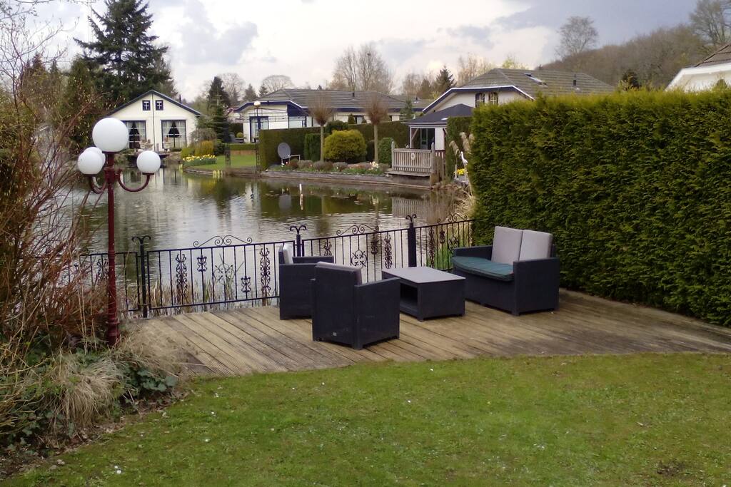 In de avond met romantische verlichting Lekker zitten aan de vijver met prachtige siervissen
