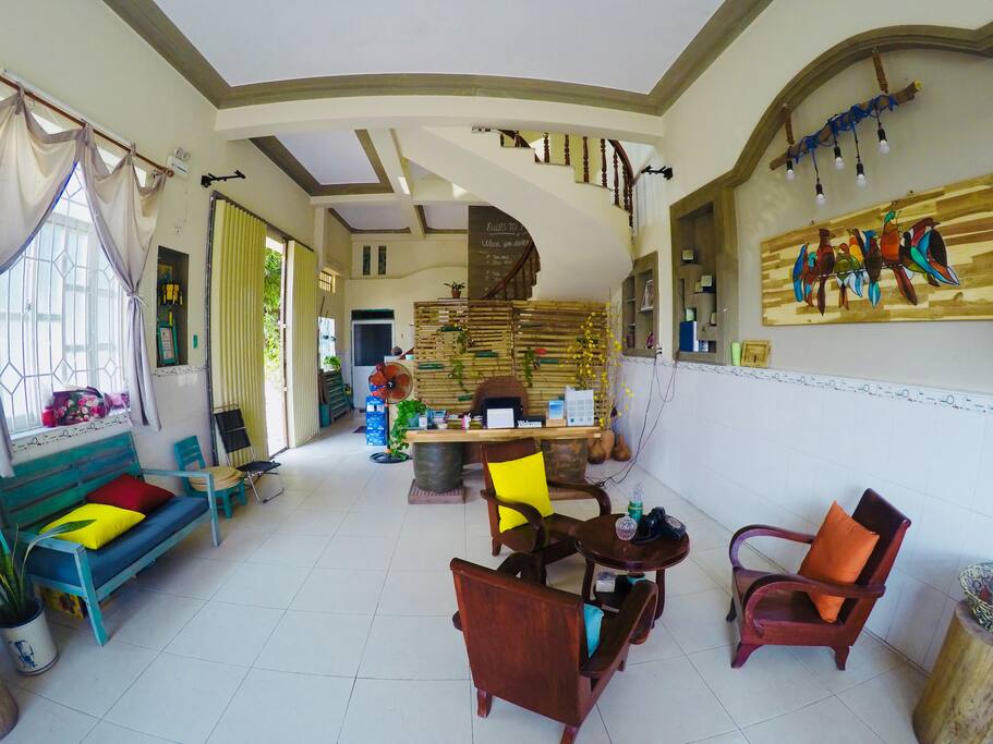 Phòng khách và quầy lễ tân được bố trí rộng rãi, thoáng mát
The livingroom and reception