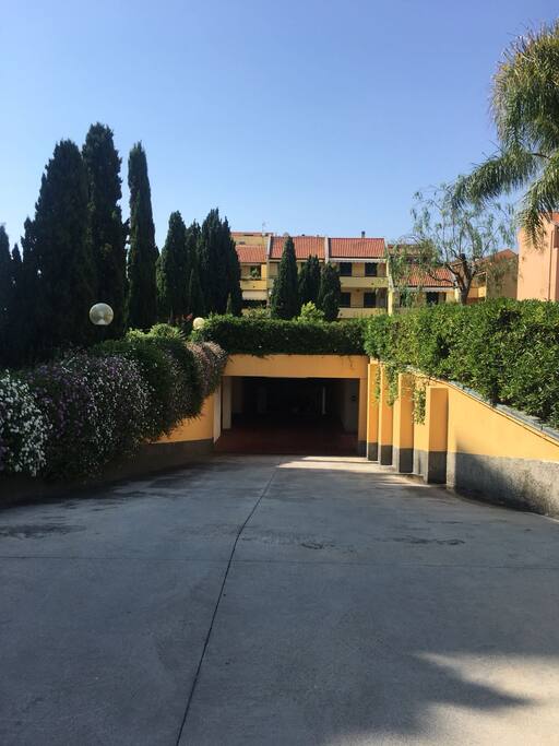 Accesso al box privato.
Ampio box nel quale possono starci due automobili.