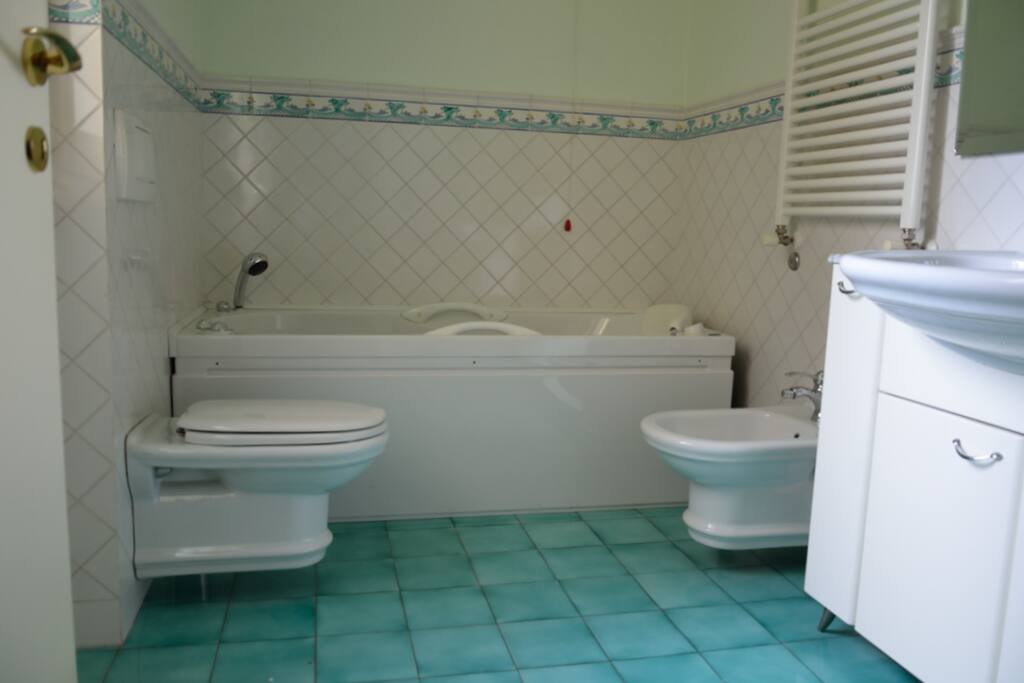 Il bagno con vasca idromassaggio