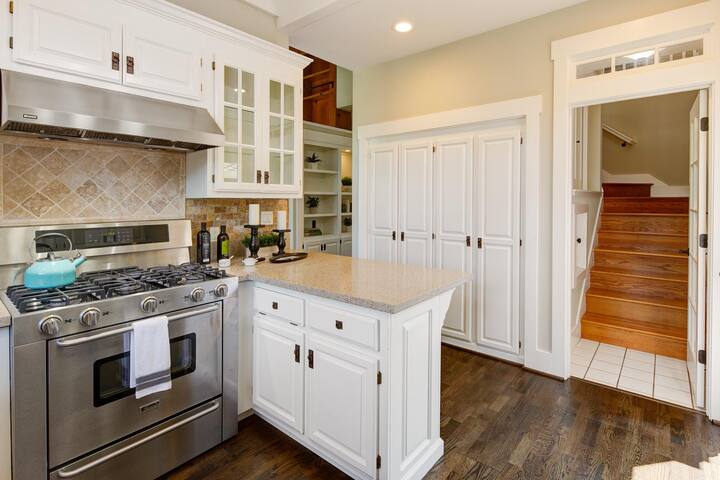 ⭐Luxurious Stunning Resort House Silicon Valley⭐ gallery image 2