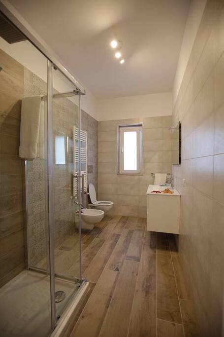 Bagno con ampia cabina doccia