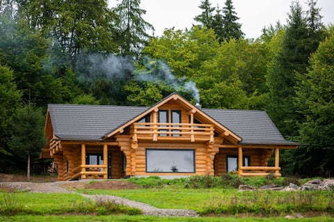 Harghita Log Houses, Szürke Farskas