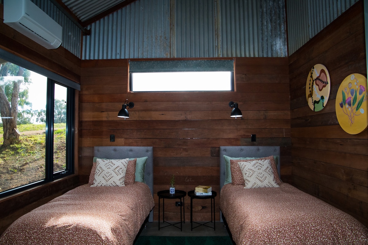 يمكن تقسيم الأسرّة الكبيرة إلى أسرّة فردية طويلة 