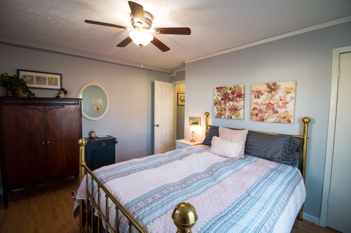 Задна спална соба со месинг кревет