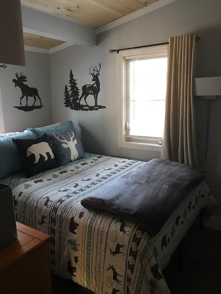 Dormitorio 1 - Cama completa/2 ventanas/mural