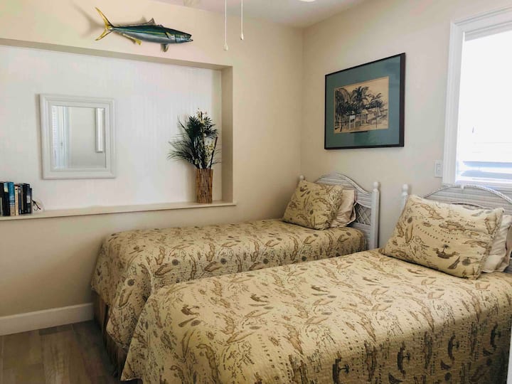 ห้องนอนเตียงแฝดพร้อมอ่างอาบน้ำ Jack 'n Jill